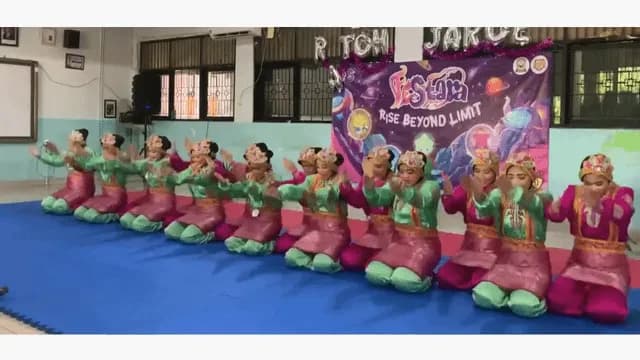 Ratoh Jaroe — A traditional Acehnese dance performed kneeling in a tight, shoulder to shoulder line