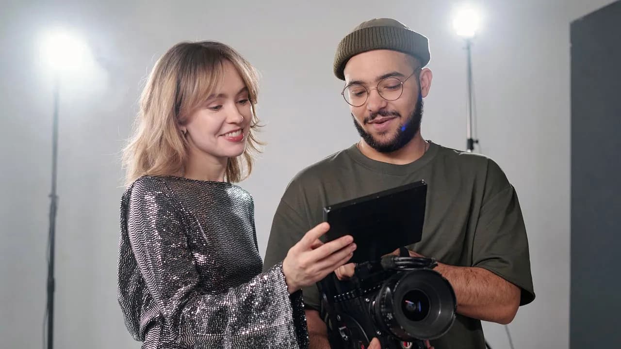 Woman Meets Photographer Boyfriend While Modeling For Him, Suspects That He Found A New Muse