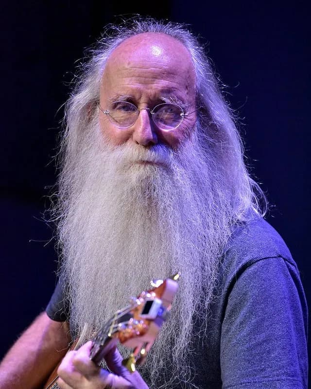 TIL Lee Sklar, one of the most prolific session bassists ever, has played on more than 2,000 albums, including records by James Taylor, BB King, Willie Nelson , Phil Collins, Ray Charles, Dolly Parton