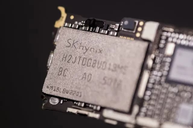 $1 billion of iPhone 18 Pro chips 'on the shelves awaiting packaging' due to DRAM shortages โ memory shortages reportedly put a wrinkle in Apple's launch plans