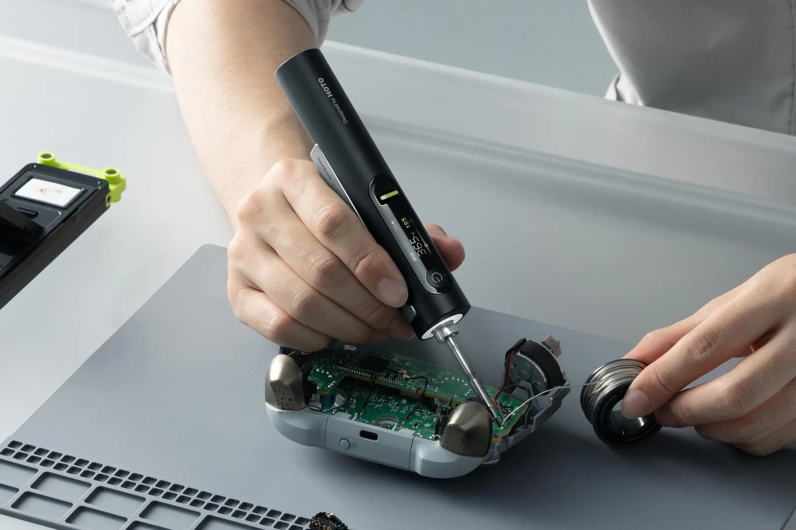 Hoto’s new cordless soldering iron heats up in three seconds