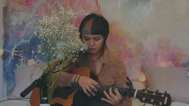 Yvette Young dancing life out of acoustic guitars