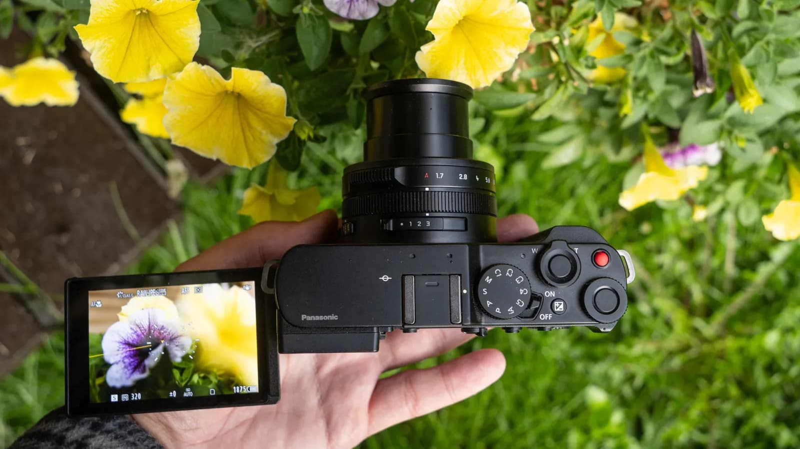 Panasonic Lumix L10 review: A stylish and capable compact camera - Engadget
