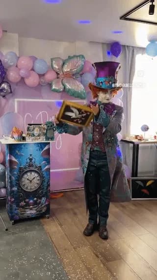 A magician dazzles children in an unique way!