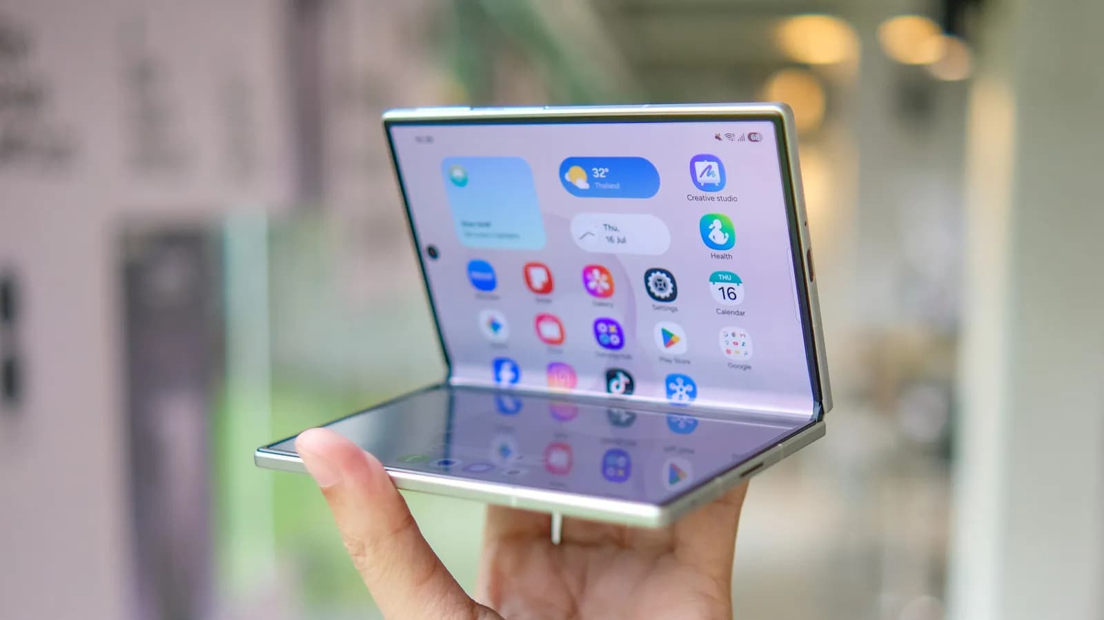 Foldable phones still need to fix this problem - Engadget