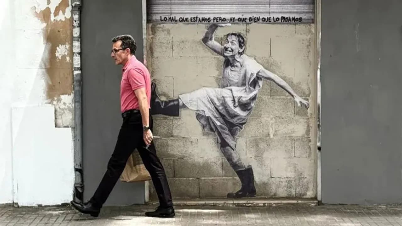 This Street Photographer Captured The Odd Coincidences And Scenes Most People Walk Right Past (32 Pics)