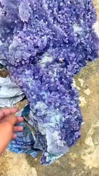 Hi all, this is a grape agate of very amazing quality and size, which is about 40kg, Does anyone here like grape agate?
