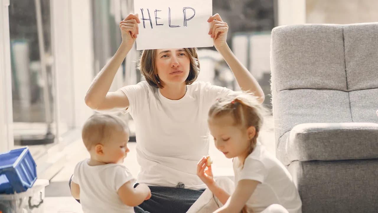 Woman Babysits On Weekends, Her Clueless BF Just Can’t Figure Out Why She Keeps Ignoring Him