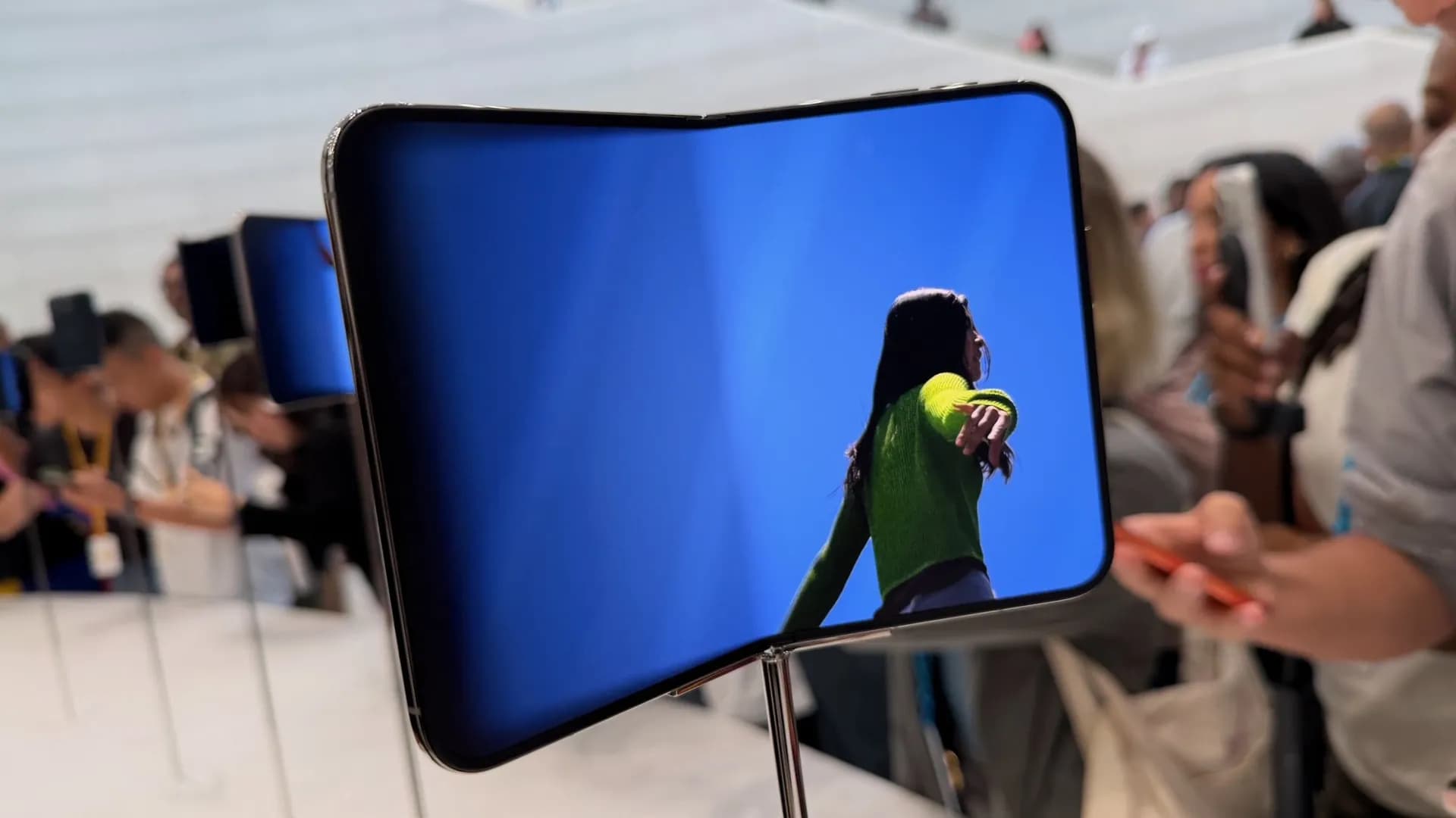 People are losing it over the iPhone Duo's opening animation