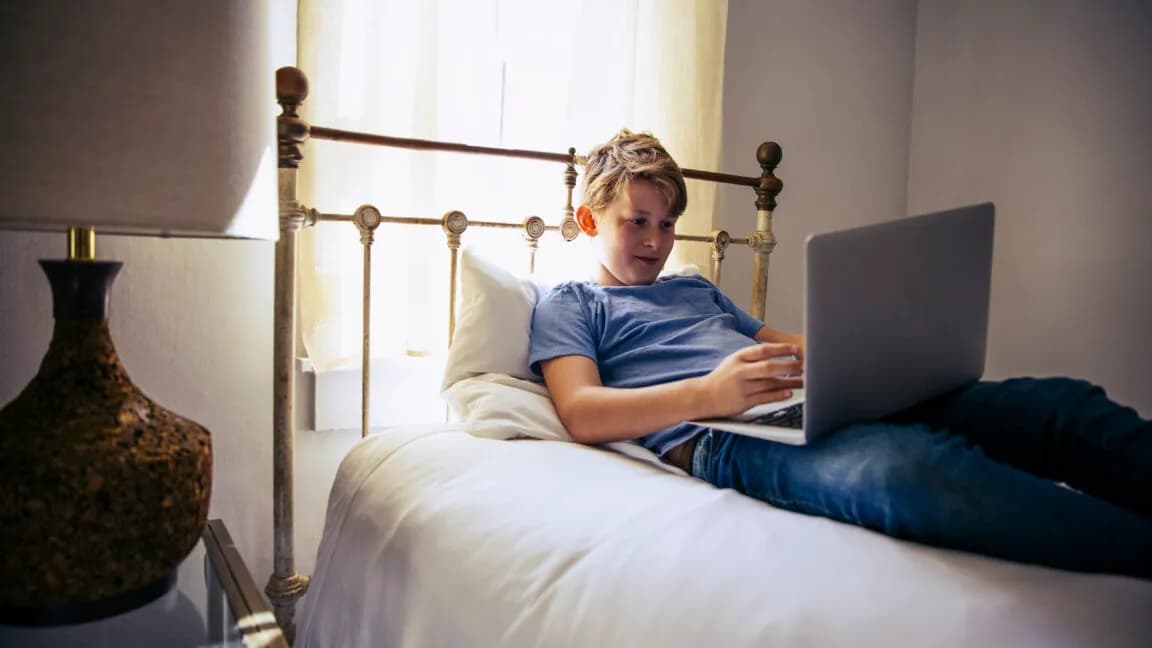 Boy developed "toasted skin" condition from using a laptop every day