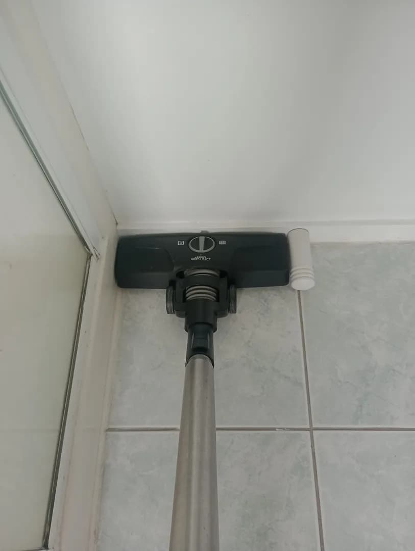 Vacuum head fits perfectly into this gap