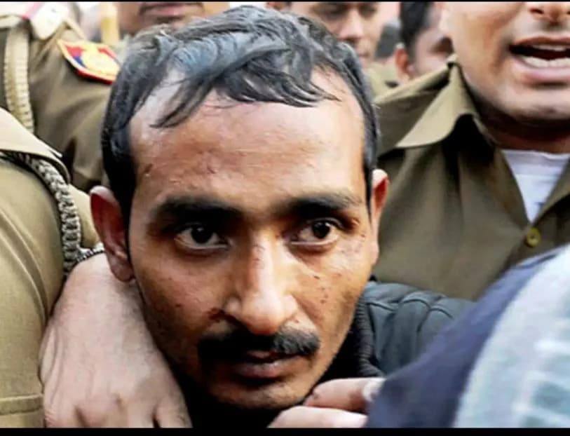 This was Akku Yadav, an alleged gangster in Nagpur, accused of raping around 40 women. In 2004, around 200 women stormed a courtroom, reportedly stabbing him 70+ times and forcing chili powder into hi