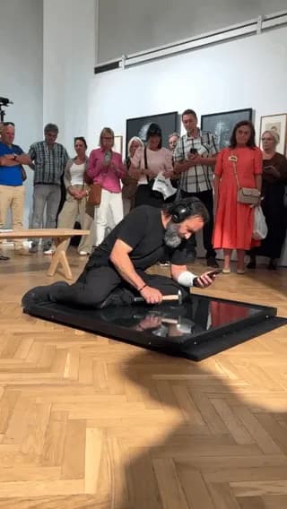 Making portraits out of glass by shattering it