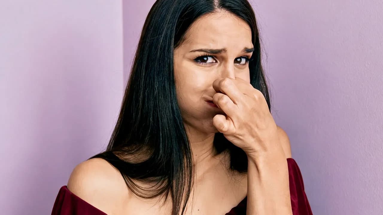 Friend’s Musty Smell Starts Clearing Rooms, Woman Dreads Being The One Who Finally Tells Her