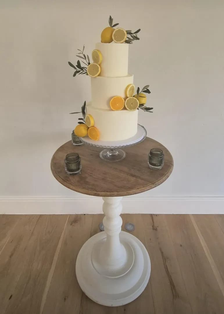 This photo I took of a wedding cake looks like a painting.