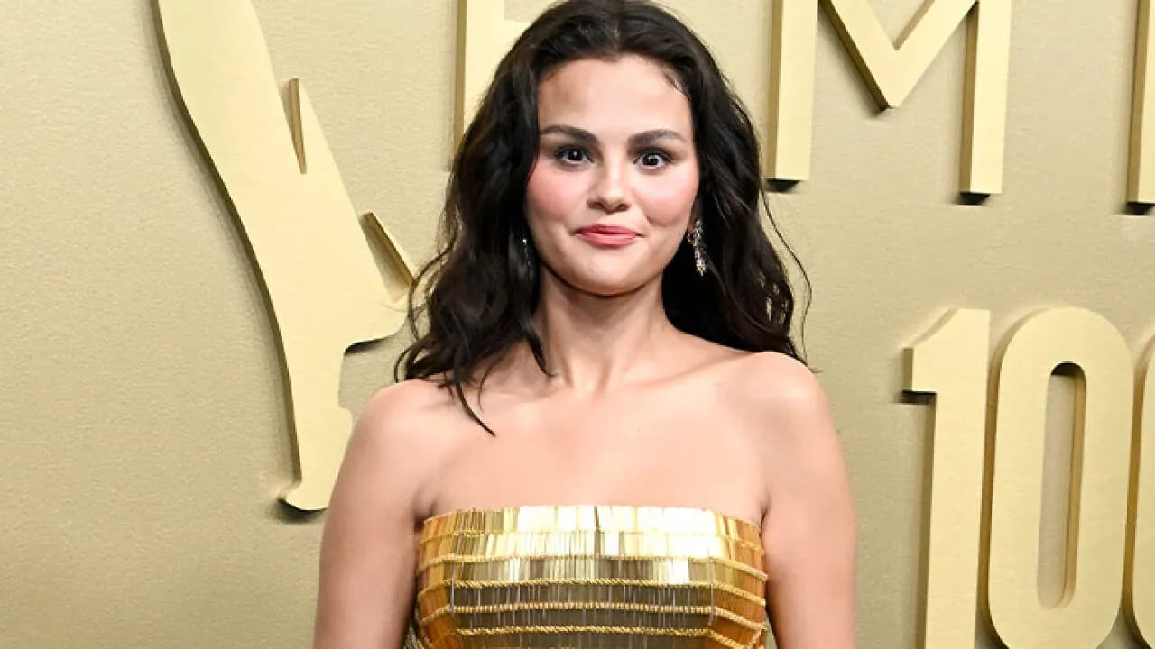 Doctor Weighs In After Selena Gomezās āUnrecognizableā Emmys Appearance Had Fans Begging Her To Lay Off The Botox