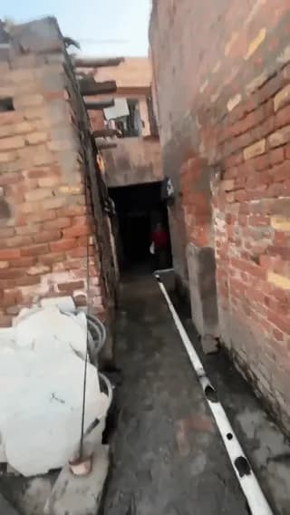 The astonishing skills of an Indian newspaper delivery worker.