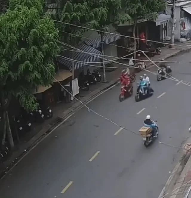 Unsuspecting criminals ambushed by plainclothes police disguised as food delivery drivers in Vietnam