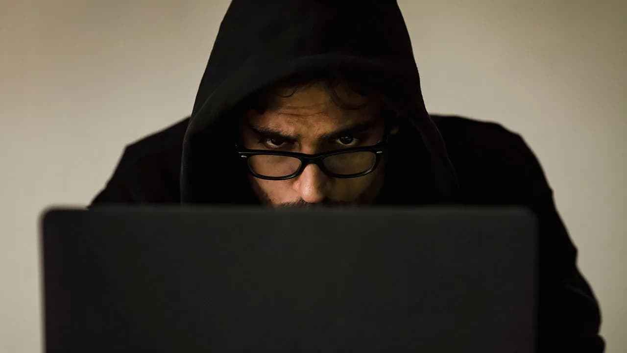 Creepy Landlord Allows Himself Way Too Much And Calls His Tenant Dramatic For Feeling Uncomfortable