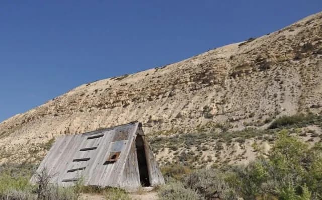 TIL that the Green River Formation in Colorado, Wyoming, and Utah has estimated oil shale reserves of 3 Trillion barrels. It is the largest oil shale deposit in the world. The oil is difficult to reco