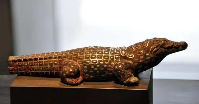 TIL that a tiny mummy found with the ancient Egyptian high priestess Maatkare Mutemhat was long thought to be her baby, until X-rays revealed it was a mummified monkey.