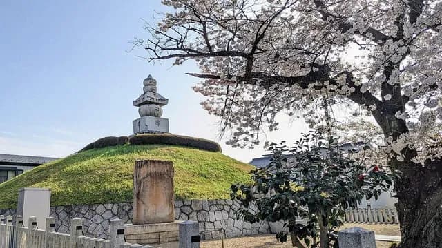 TIL the Mimizuka monument in Japan houses thousands of ears and noses of Korean people that Japanese warriors sliced off during Toyotomi's invasion of Korea (1590s). Generally, most Japanese people do
