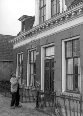 TIL that before alarm clocks were cheap and reliable, Britain had a real profession called "knocker-uppers" who were paid to wake up workers by tapping on their bedroom windows with long bamboo sticks